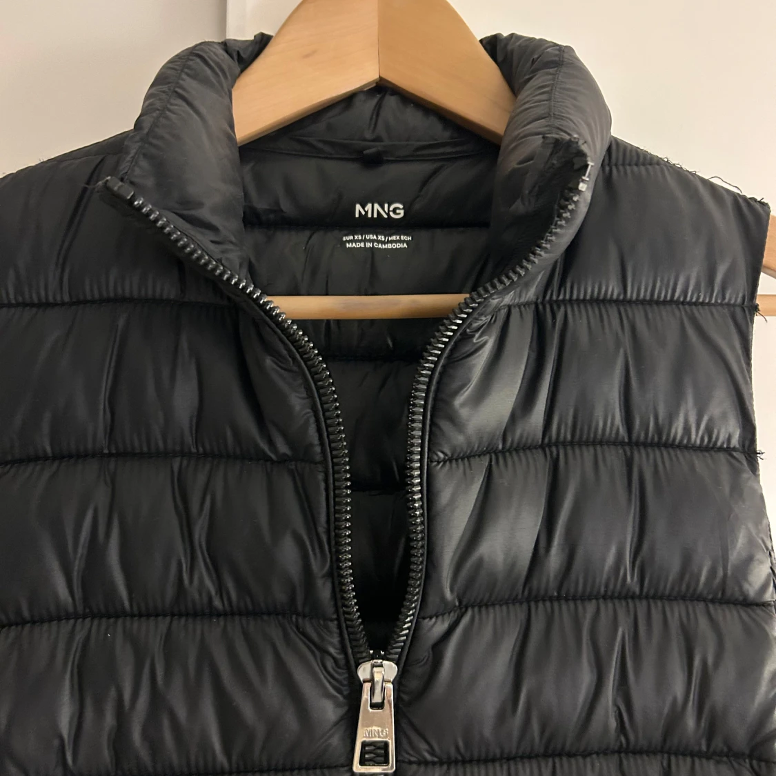 Svart dunväst från Mango