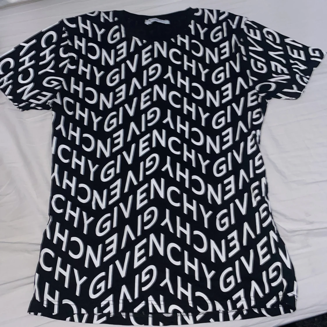 Svart och vit t-shirt från Givenchy