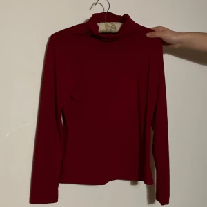 Röd polotröja - Snygg röd polotröja med långa ärmar. 