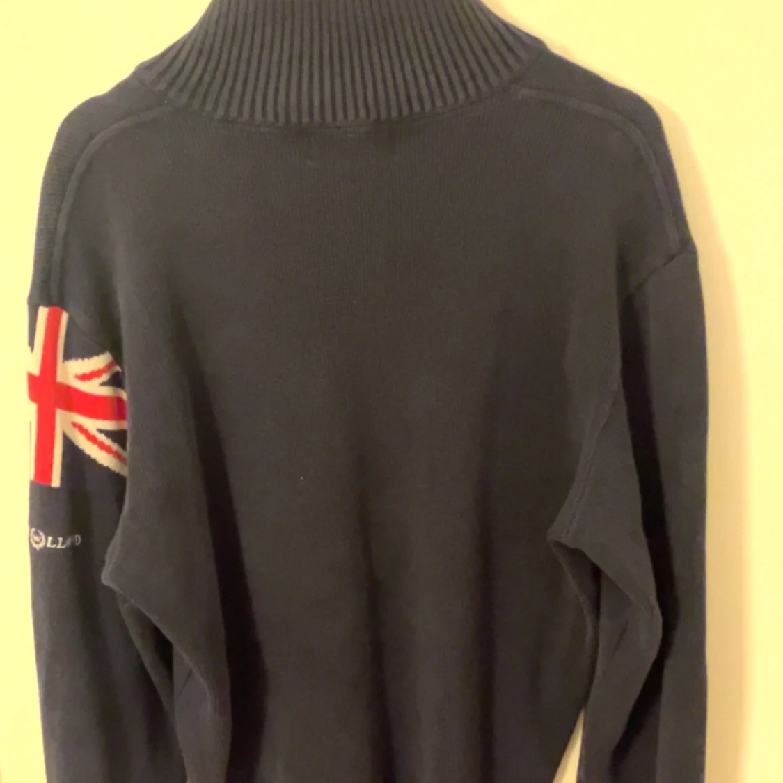 Marinblå tröja med dragkedja och flaggdetalj - 90