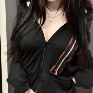 Zip up - As fet alternativ zip up. Köpt i en liten alternativ butik i Estland. Aldrig använd, bra skick. Har rött plaid mönster i luvan och vid dragedje detaljen. Fraktar inom 1-2dagar