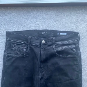 Replay Jeans ANBASS - Ett par feta Replay Jeans‼️| Modell: Anbass- Slim 👖| Skick: 7/10 - Litet hål vid skrevet, syns inte vid användning, Se bild 4 | Hör av er vid ytterligare frågor 🦦| StockholmWRDB