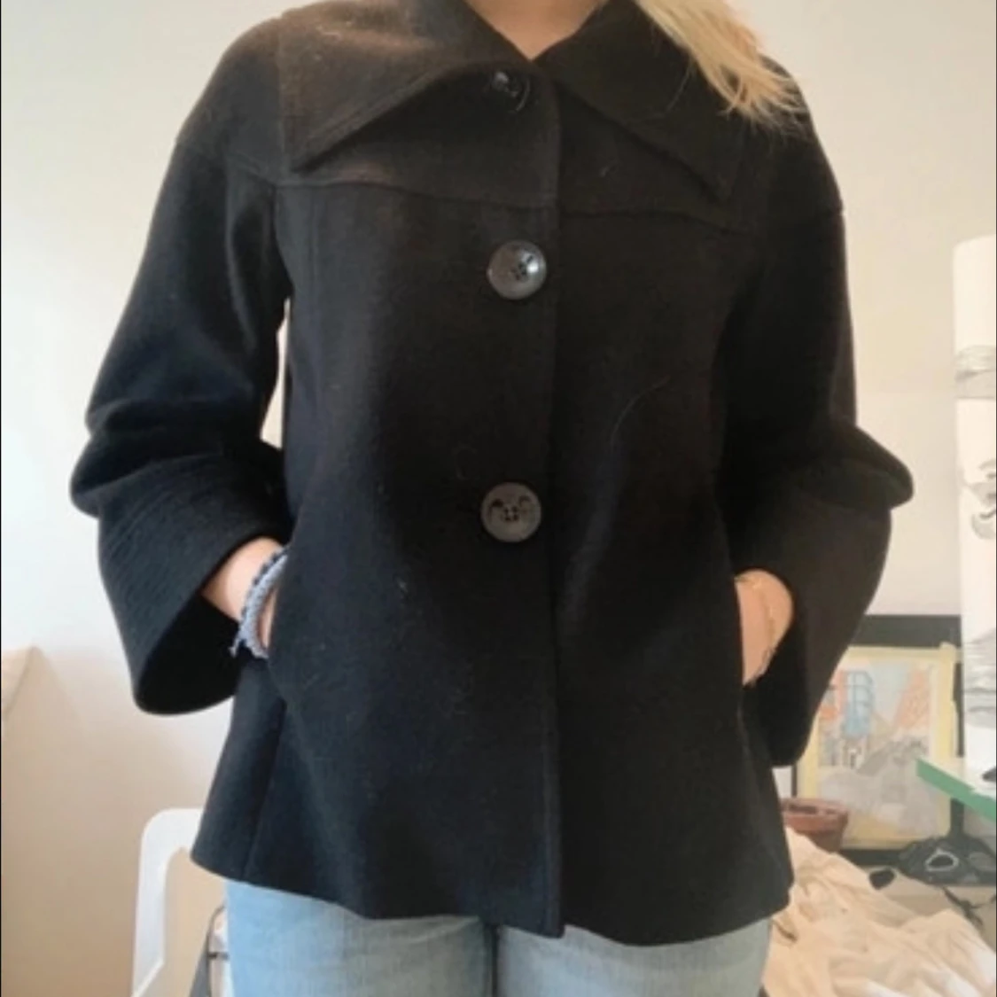Svart kappa med stora knappar - 90