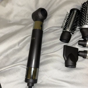 NOOA airwrap - Har köpt en ny stylingvertyg så säljer denna :) har knappast haft den i ett år och har bara använt fåtal gånger. Den funkar precis som ny så istället för att slänga så säljer jag den!!  Butikspris: 1698kr ny pris: 700kr