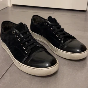 Lanvins - Jag säljer nu mina tvärrr snygga Lanvins med glans. De är i ett bra användt skick och de har inga defekter förutom att de är lite creased, mockan är lite sträv och glanset har små repor. Priset är verkligen inte hugget i sten och det är diskuterbart. Kontakta mig vid minsta lilla fråga! Storlek 44 färg svart 😄🤙