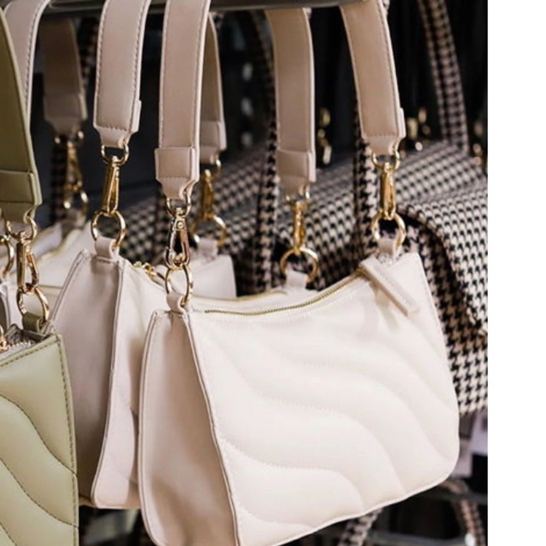 Beige quiltad axelväska