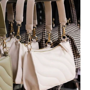 Beige quiltad axelväska - Stilren beige axelväska med quiltad design och dragkedja. Perfekt för att ge en elegant touch till din outfit.