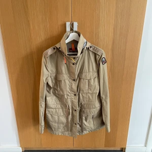 Beige vindjacka från Parajumpers - Säljer en beige windbreaker från Parajumpers i storlek M. Jackan är i perfekt skick. Vid frågor är det bara att skriva!