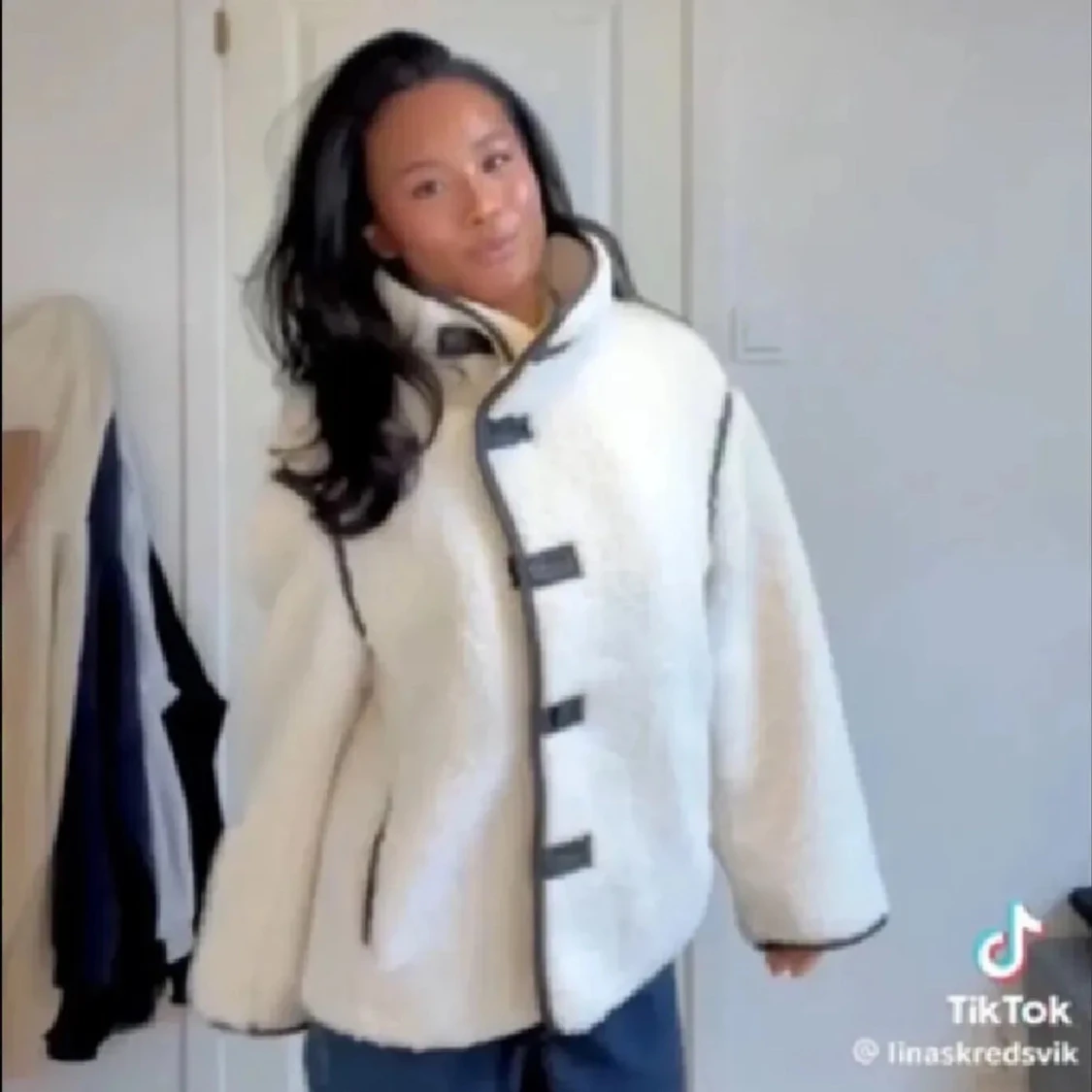 Vit teddyjacka med svarta detaljer - 91