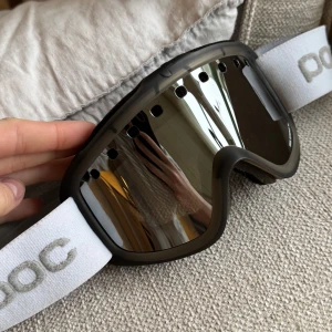 Poc goggles - Använda fåtal gånger per år. Använda men ej slitna. Har mer att ge. Mörkgrå ram. Glaset är tonat. 