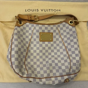 Louis Vuitton Galliera PM - Louis Vuitton Galliera PM Damier Azur Shoulder Bag i klassiskt rutmönster. Justerbar skinnrem, elegant platta framtill. Äkta vara, dock utan kvitto. Dustbag medföljer. I bra skick med små bruksspår, ren insida och välbevarade detaljer.