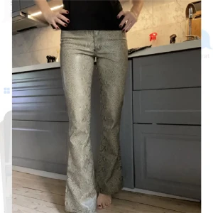 Mönstrade bootcut byxor - Säljer mina svinsnygga bootcut skinnbyxor. Dom är medel/lågmidjade och i storlek 27/32 men jag skulle vilja säga att de passar xs💗💗 Hör av dig om du har frågor🫶