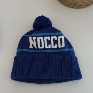 Snygg Blå mössa från NOCCO - Helt ny blå mössa från noccos 10 års jubileum. Den säljs inte någons stans och kommer aldrig att säljas vilket höjer dess värde. 1 för 600 eller 2 för 1000 pris kan diskuteras vid snabb affär. 10/10 skick aldrig använd