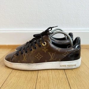 Louis Vuitton frontrow sneakers  - Säljer nu dessa snygga Louis vuitton frontrow sneakers, Nypris i butik idag ligger på strax över 9000kr, Skorna är i bra skick, Storlek 36,5                            | Hör av er vid frågor eller funderingar 