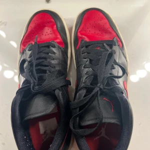 Nike Air Jordan Low 1  - Säljer mina Jordan skor pga att jag inte använder dem. Dem är använda ungefär 5 gånger. Skorna har inget märkbart fel. Inne i hälarna är dem lite lite noppriga. Dem är i storlek 41, dam modell. 