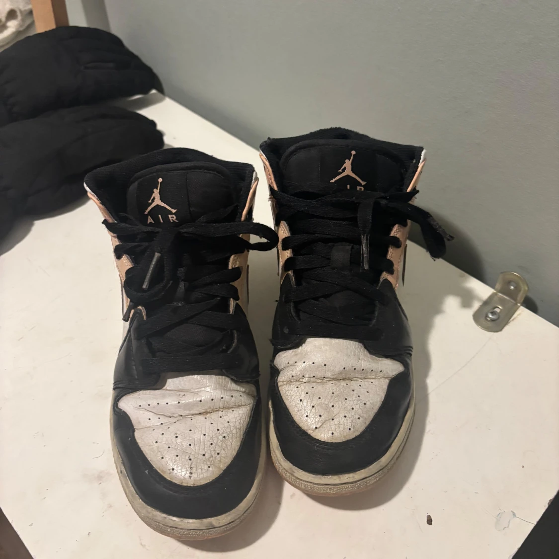 Nike Air Jordans i svart och beige - 90