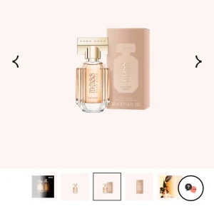 Boss The Scent for Her Eau de Parfum - Elegant och feminin parfym från Hugo Boss i en stilren glasflaska med guldlock. Doften är sensuell och lockande, perfekt för den som vill utstråla självsäkerhet. Flaskan rymmer 30 ml och kommer i en lyxig rosa förpackning. plastet är på, aldrig andvönda eller öppnad, nypris 619 kr mitt pris 450kr
