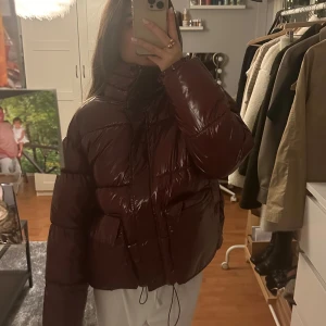 Vinröd jacka - Vinröd jacka från bunoh.q 🥰. Mycket fint skick och bara använd 1 gång. Väldigt varm och mysig, perfekt till vintern ⛄️❄️. I storlek 38, jag brukar ha stl 34 och den är oversized på mig. Ingen luva men ”polocrage”. Köpt för 1450kr. 