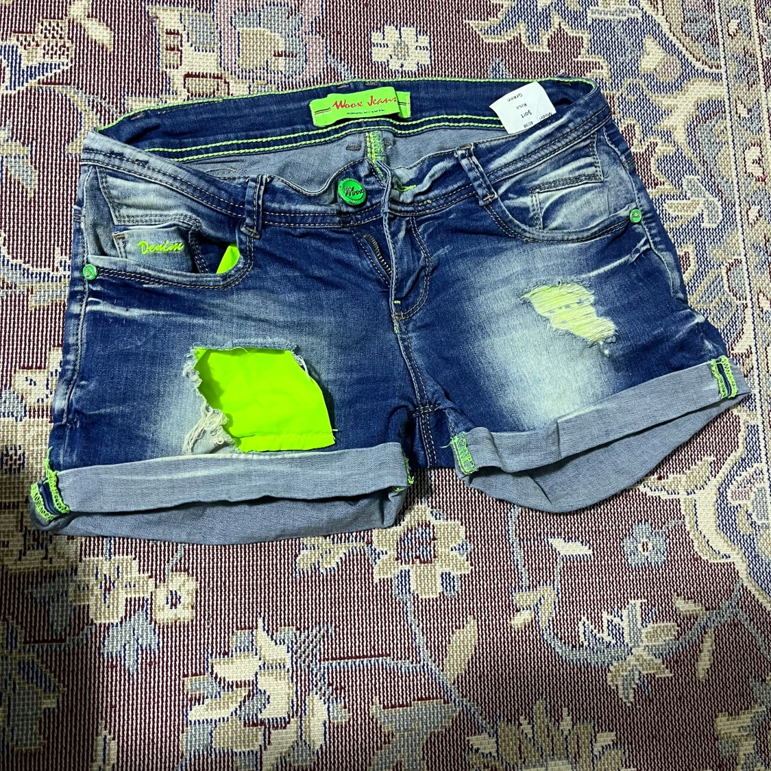 Blå jeansshorts med neon detaljer