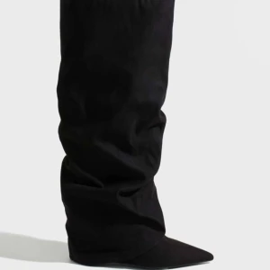 Boots - Svarta stövlar med spetsig tå och 8 cm klack. Helt oanvända🪩🪩