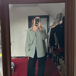 Grön skjorta - En herrskjorta som jag köpt till att ha som oversized. Är en cool grön-färg och är rätt fint märke. Har använt den max två gånger :)