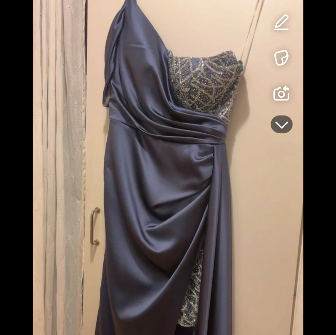 Mörkblå oneshoulder klänning - 90