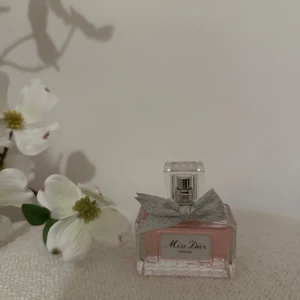 Miss Dior EdP - Säljer ovan beskriven parfym i 30 ml. Doften är pudrig och blommig. Nypris 920.