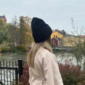 Två svarta mössor med satin - .