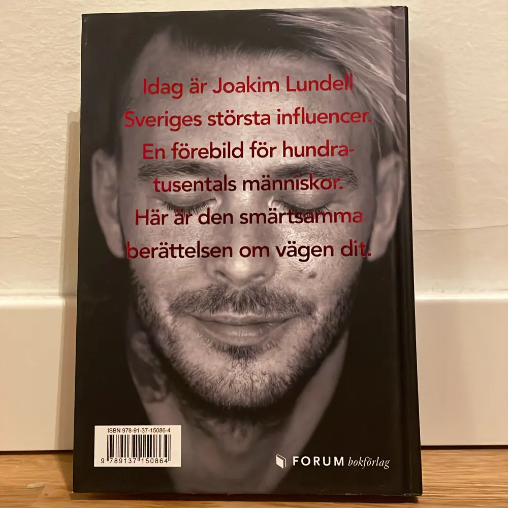 Boken 'Monster' av Joakim Lundell berättar om hans resa till att bli en av Sveriges största influencers. Den beskriver hans uppväxt, utmaningar och framgångar inom musik och sociala medier. En inspirerande och ärlig skildring av hans liv. Boken har 222 sidor.. Böcker.
