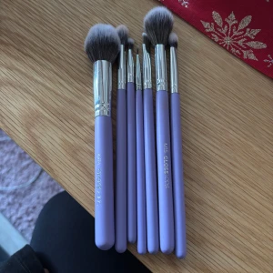 Lila sminkborstar set - Snyggt set med lila sminkborstar. Perfekt för att applicera ögonskugga och andra sminkprodukter. Borstarna har silverfärgade detaljer och mjuka borst för en jämn applicering.