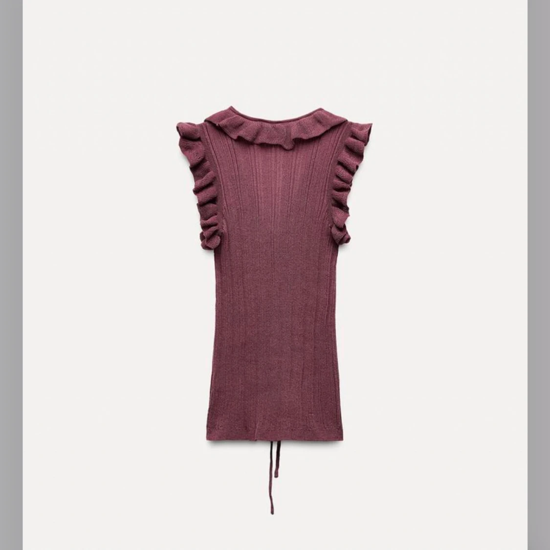 Vinröd ribbad topp med volangdetaljer - 90