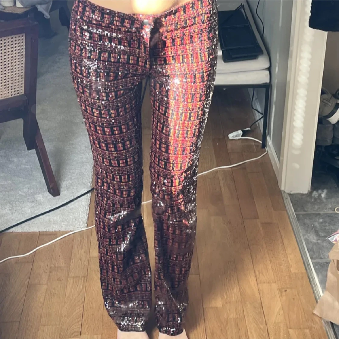 Glittriga byxor i röd och svart - 90