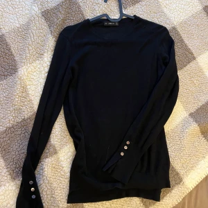 Zara stickad tröja, M - Snygg svart tröja stickad med knappar på ärmsluten. Tröjan är i gott skick.