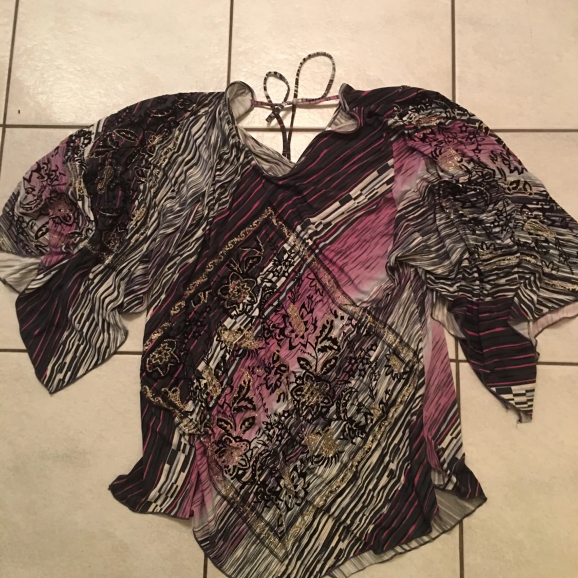 Mönstrad blus med knytband