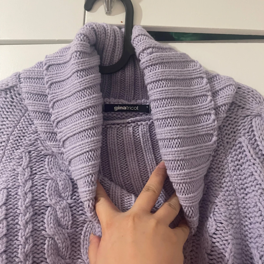 Ljuslila stickad polotröja från Gina Tricot