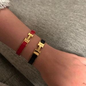 Rött och svart armband  - Nytt skick. Aldrig använda. 450kr styck 