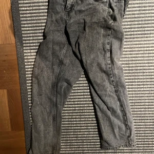 Grå jeans från Grunt - Säljer mörkgrå jeans från grunt. Tvättade typ 5ggr. De är straight fit och passar mig perfekt. Är runt 160cm och har level 7,5 gyatt. Skriv om du vill diskutera pris. Köpta på kidsbrandstore för typ 600. 