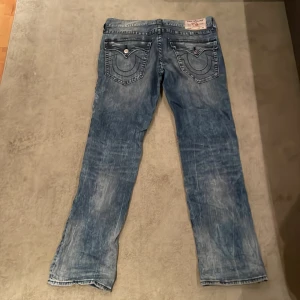 True Religion Jeans - True Religion Jeans i jättebra skick, säljes pga it min stil längre. Passar mig som är 183 jättebra!