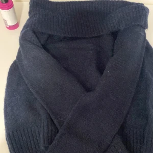 Mörkblå offshoulder tröja - Säljer en snygg mörkblå offshoulder tröja med ribbad krage. Perfekt för en stilren look och passar bra till både jeans och kjol. Tröjan har långa ärmar och är supermjuk och bekväm. Ett måste i garderoben! 💙