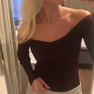 Vinröd offshoulder topp - Snygg vinröd offshoulder topp med långa ärmar. Passar bra till både vardag och fest🍷