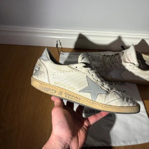 Golden Goose Ballstar - Väldigt snygga golden goose ballstar! Använt men fortf bra skick, har en del heeldrag och original innersulorna saknas, därav pris. Storlek . Hör av er vid frågor!