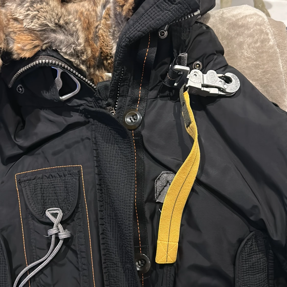 Svart parkajacka med pälsdetaljer från Parajumpers - 91