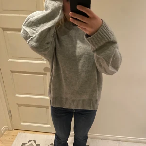 Grå/blå tröja från BikBok - Mysig grå/blå tröja från BikBok i alpackablandning. Töjan är använd några gånger men den är i superbra material så den ser helt ny ut. Tröjan är lite för stor på mig och därför säljer jag den. Tröjan är i M men om man gillar oversize så passar den även bra på S. Tror tröjan kostade 60€ i butik. Kontakta för mer information❣️