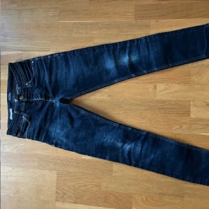Jack & Jones jeans! - Tja! Säljer mina Jack & jones jeans då dom är för små 9/10 skick  mörkblå 27w 30L men passar 28w skriv vid minsta lilla fråga