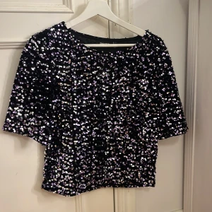 Svart paljettopp från Pieces - Snygg svart topp från Pieces täckt med glittriga paljetter. Perfekt för en nyår🥂🥂 Endast använd 1 gång 