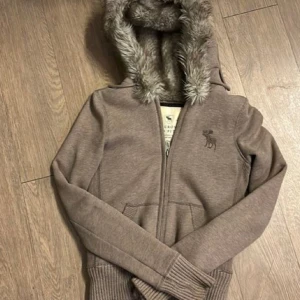 Brun hoodie  från Abercrombie & Fitch💞 - Säljer min abercrombie & fitch hoodie som är supersnygg men jag har tröttnat på den, köpte den för 1000 på Vinted. Inga tecken på användning. Lånad bild