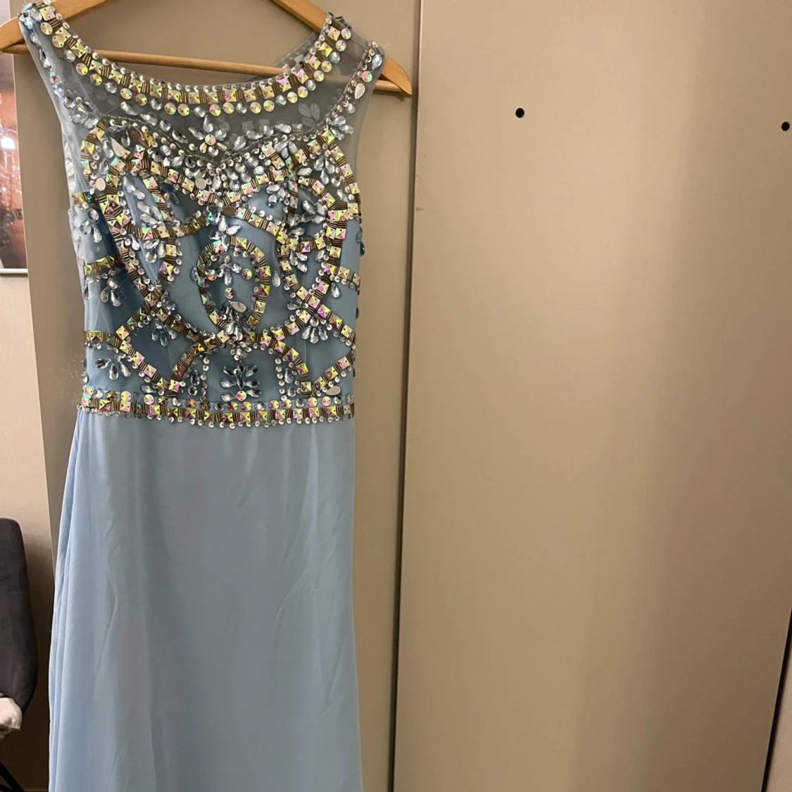 Ljusblå långklänning med paljetter