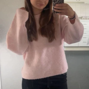 Rosa stickad tröja från Gina  - Säljer min ljusrosa stickade tröja från Gina Tricot då den inte används💕storlek S              Bara att fråga om man vill ha fler bilder 🤗