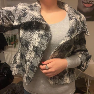 Rutig kavaj från Monnari - Snygg rutig kappa från Monnari i svart och grått. Kappan har en croppad passform .