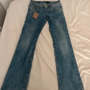 LTB valerie jeans! - Säljer ett par jätte snygga ltb jeans i modellen valerie som jag köpte från Vinted. De är i storlek W27/ L30 och är lågmidjade och bootcut. Säljer pga att de inte kommer till användning. De är dock i väldigt bra skick! Midjemått:ca 37/38cm, Innerbenslängd: 75cm. Jag är 158💗
